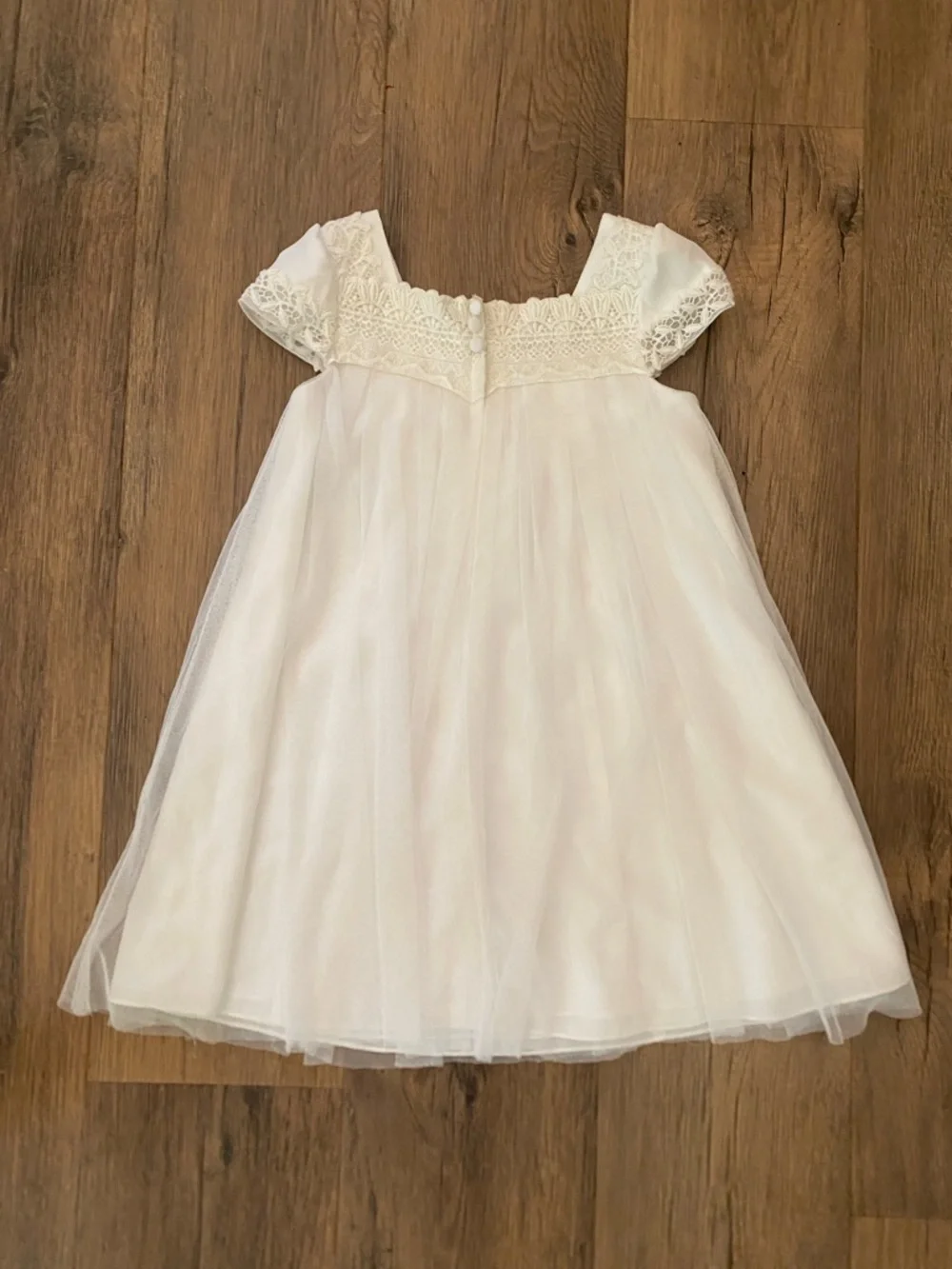 David’s Bridal || Short Sleeved Empire Tulle Sheath Flower Girl Dress - Picture 4 of 8